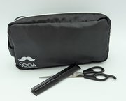 Kulturbeutel mit Schere und Kamm